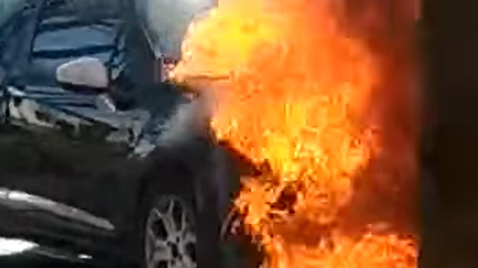 El automóvil del campeón del mundo de boxeo, Cotón Reveco se incendió en plena calle.