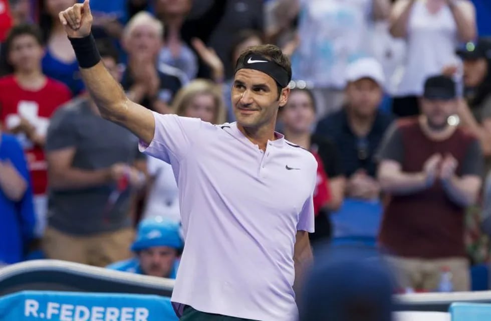 Roger Federer of Switzerland acknowledges the spectators after defeating Yuichi Sugita of Japan during their men's singles match on day one of the Hopman Cup tennis tournament in Perth on December 30, 2017. / AFP PHOTO / TONY ASHBY / --IMAGE RESTRICTED TO EDITORIAL USE - STRICTLY NO COMMERCIAL USE--