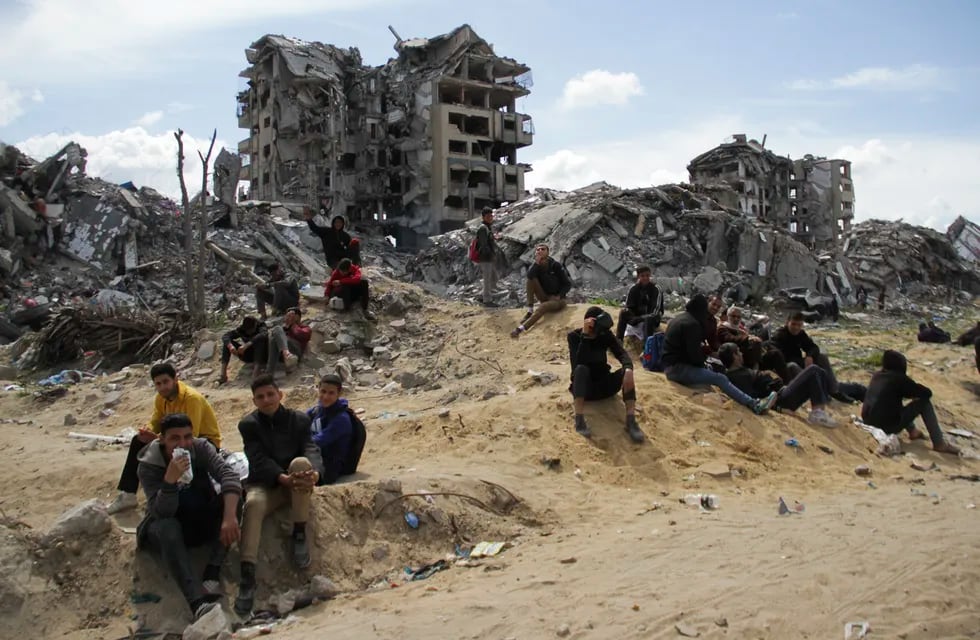 Palestinos esperan a que la Fuerza Aérea de Estados Unidos deje caer ayuda humanitaria en Ciudad de Gaza, Franja de Gaza, el sábado 9 de marzo de 2024.