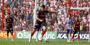 Gabriel Graciani a punto de picar el penal del 1 a 0 de Instituto ante Sacachispas
