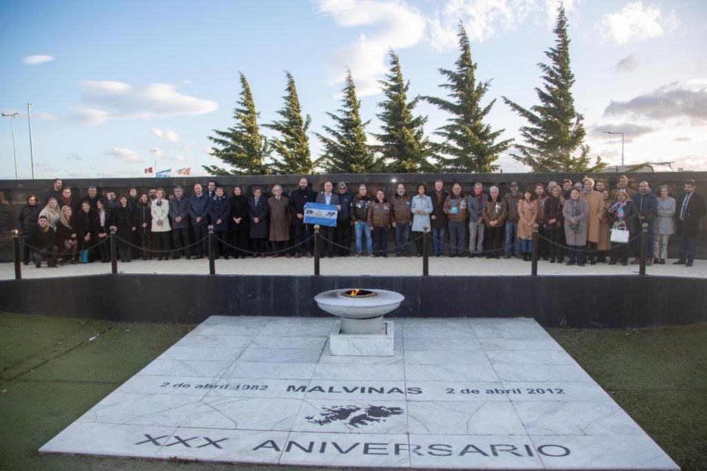 Sentido homenaje a los caídos, familiares y veteranos de Malvinas