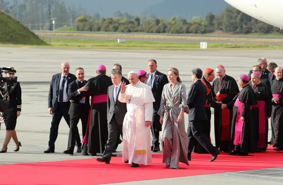 El presidente de Colombia, Juan Manuel Santos, acompañado de su esposa, la primera dama María Clemencia de Santos , recibieron al papa Francisco en Bogotá. (EFE)