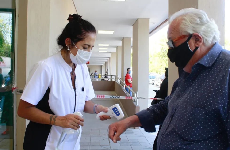 Continúa el operativo de vacunación en el edificio nuevo del hospital Schestakow.