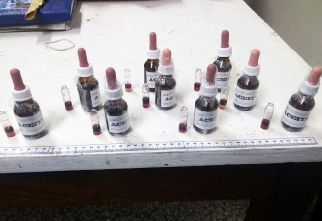 Gendarmería secuestró diez frascos de aceite de cannabis a pesar de que  por ley está autorizado su uso medicinal.