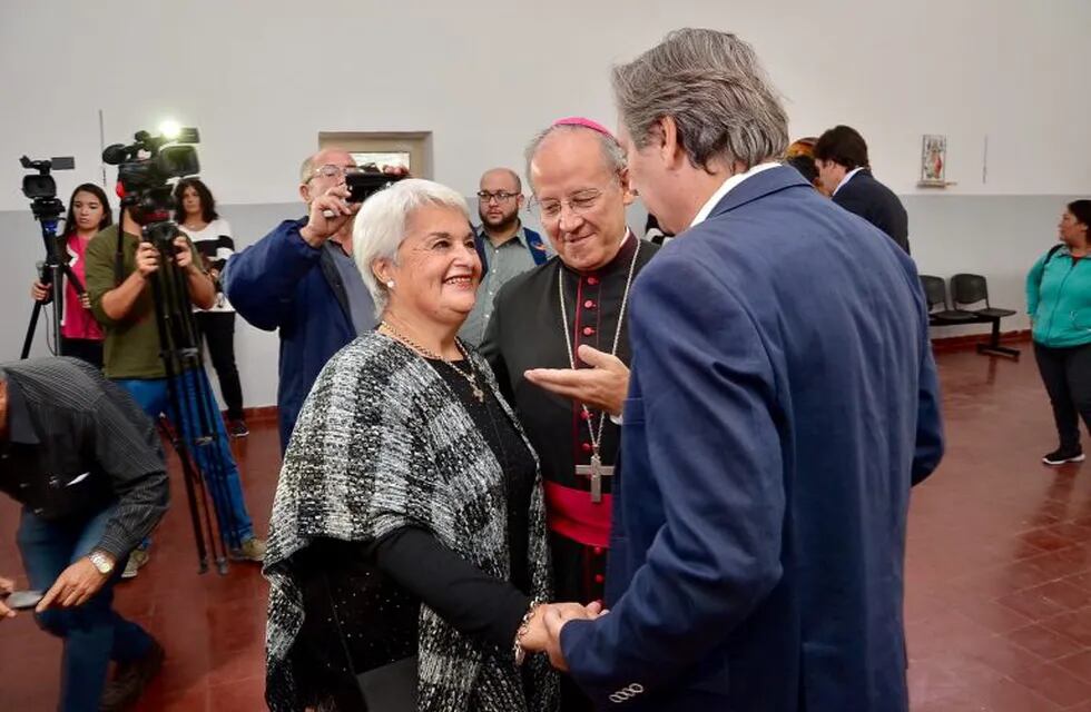 Silvia Fernández junto a Monseñor Taussig y el intendente Félix