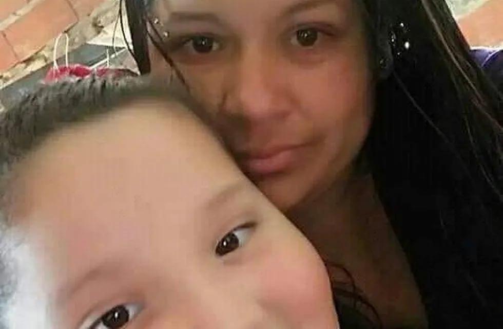 Verónica Ramírez (34) fue asesinada junto a su hija Valentina Escalante (10). (Facebook)