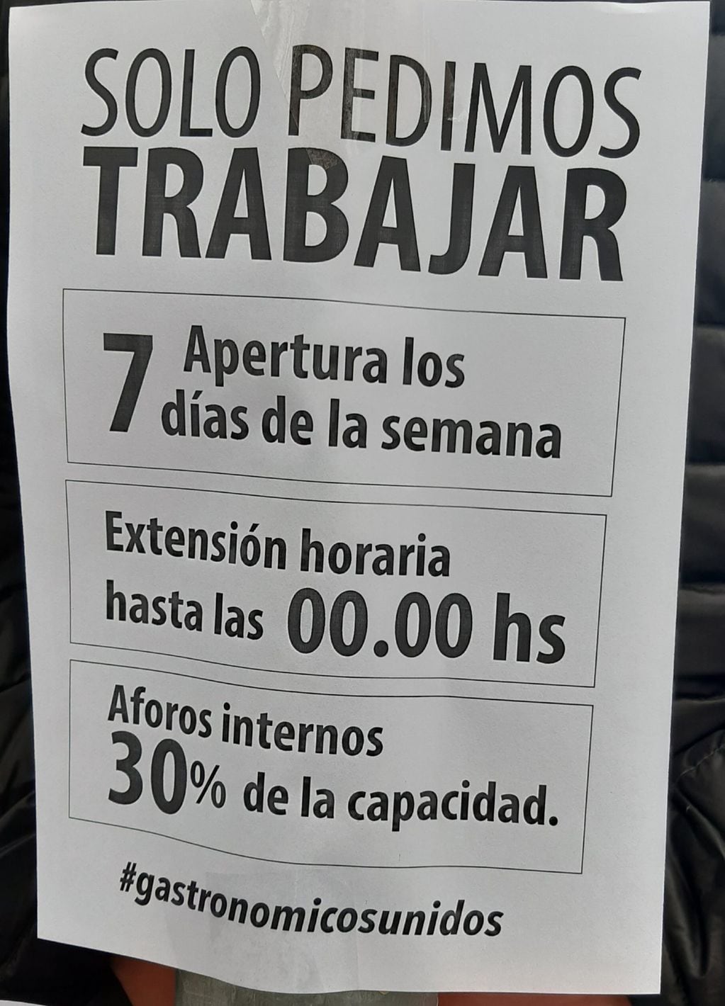 En contra de las restricciones: gastronómicos colocaron mesas en Plaza Serrano para reclamar