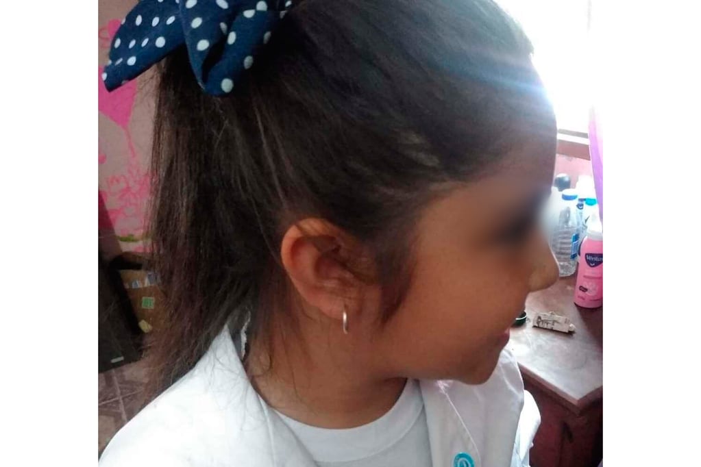 Nena salteña no pudo izar la bandera por no tener los zapatos y medias "adecuados" (Facebook: Gustavo Ruiz).