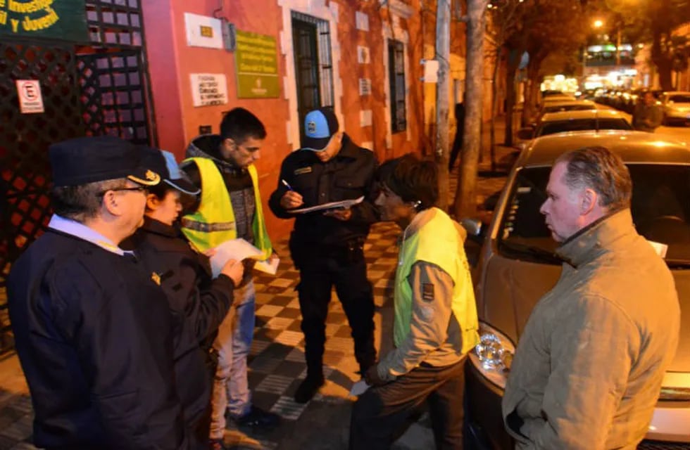 La Policía notificó a los naranjitas en distintos sectores de la ciudad donde trabajan, como en Güemes, en la zona del Paseo de las Artes.