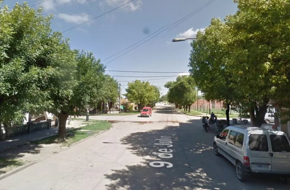 El hombre estaba fallecido en su casa de calle 9 de julio al 700 en Pérez. (Google Street View)
