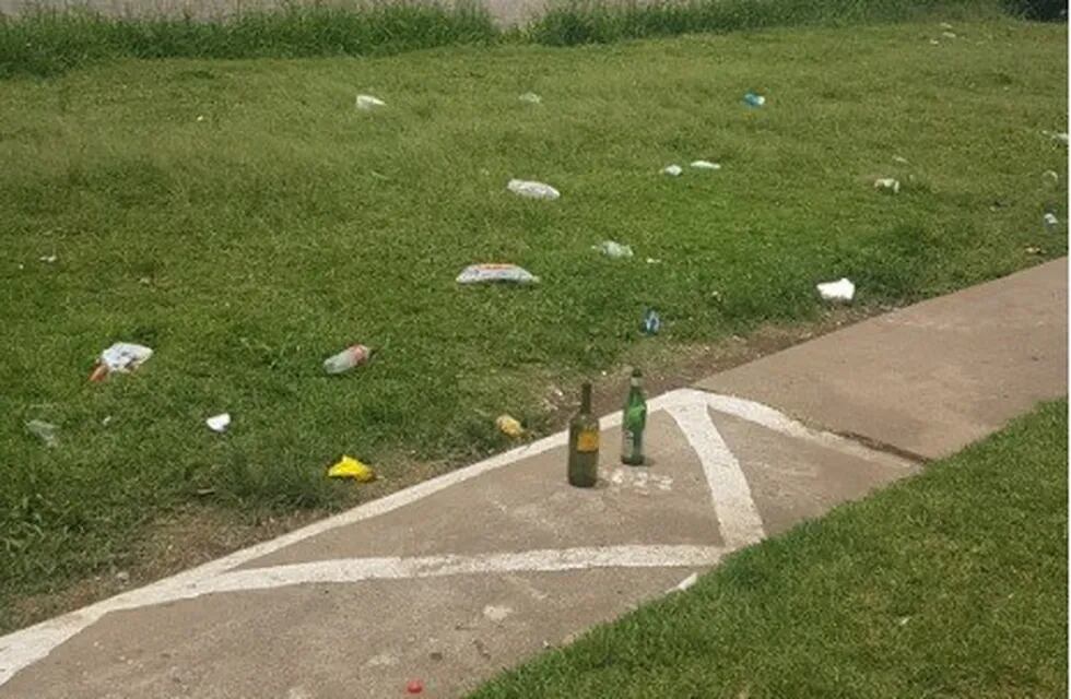 Suciedad en Parque de las Colectividades tras una fiesta