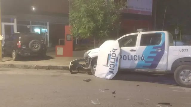 Fuerte choque entre un patrullero y un auto en Colón y Lavalle