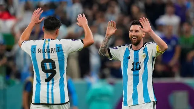 Álvarez y Messi pelearán la Bota de Oro