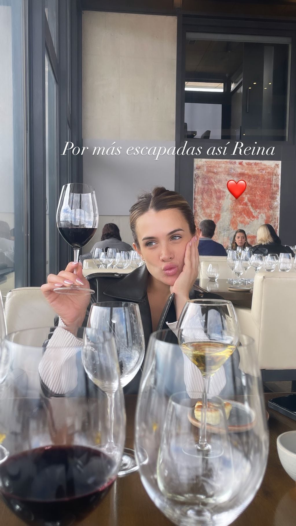 Cami Homs disfrutando del vino de Mendoza