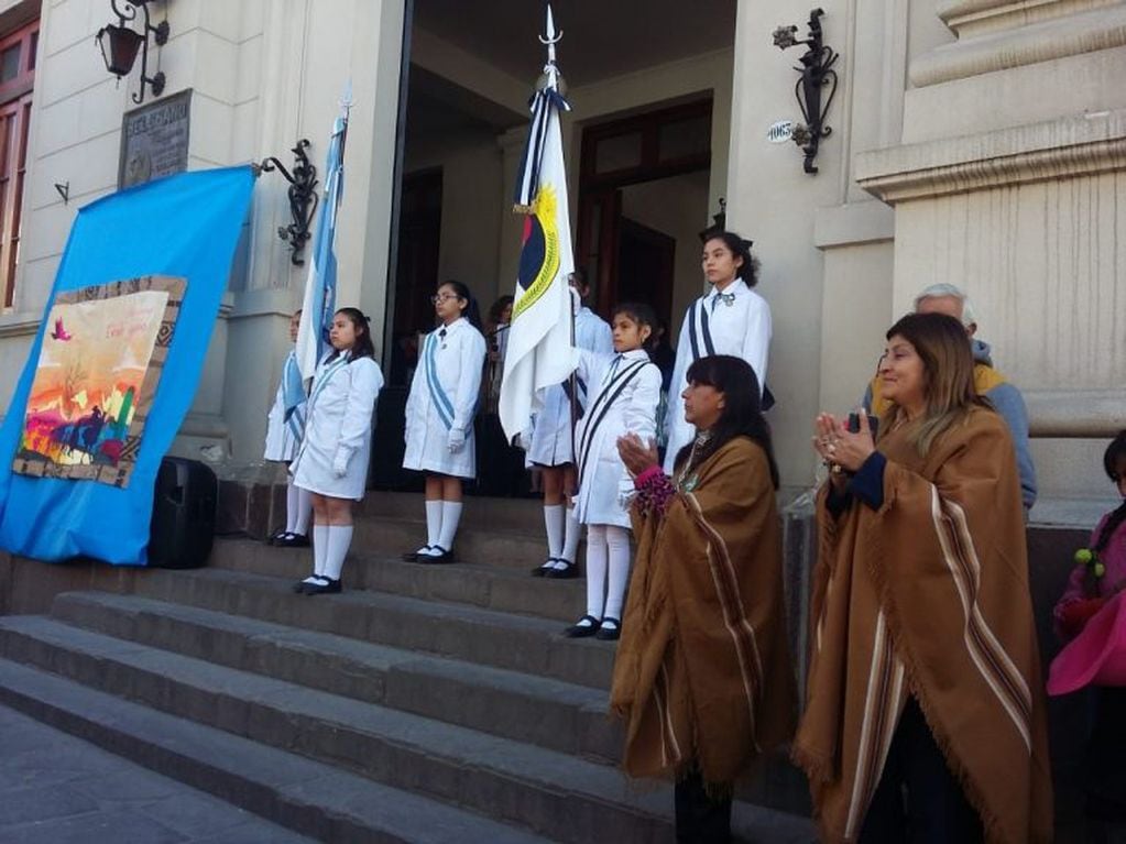 Parte del acto conmemorativo se desarrolló en el el pórtico de la Escuela Belgrano.