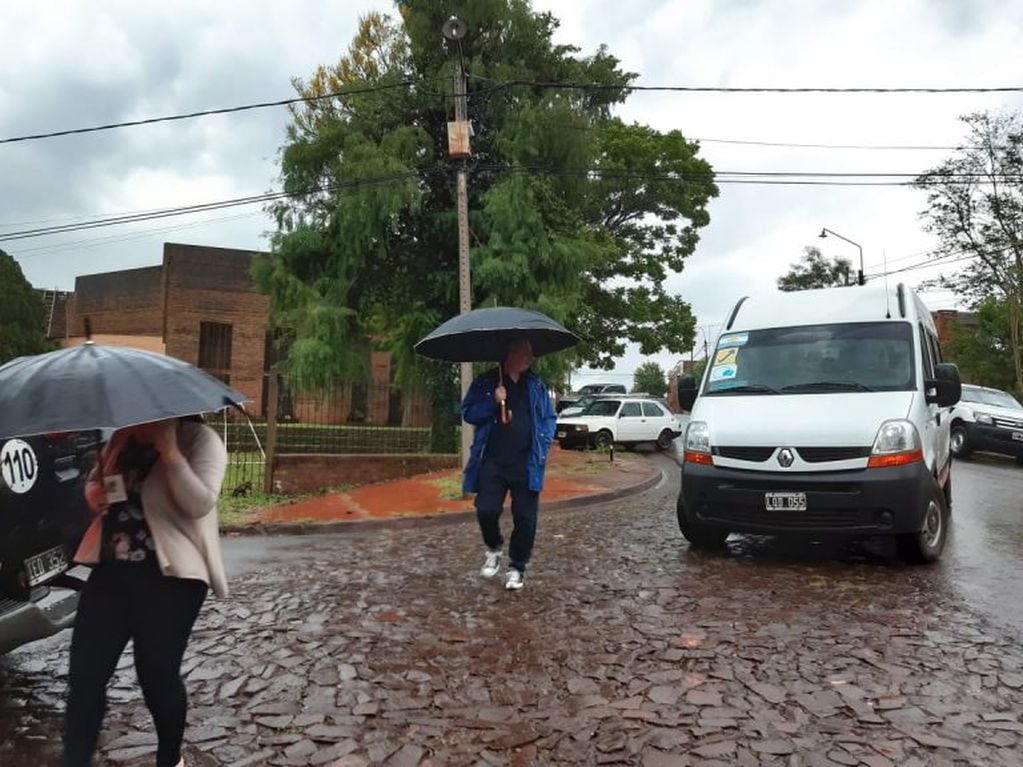 A votar bajo la lluvia. El gobernador Hugo Passalacqua votó esta mañana en la escuela N" 288 de Oberá. (Misiones Online)