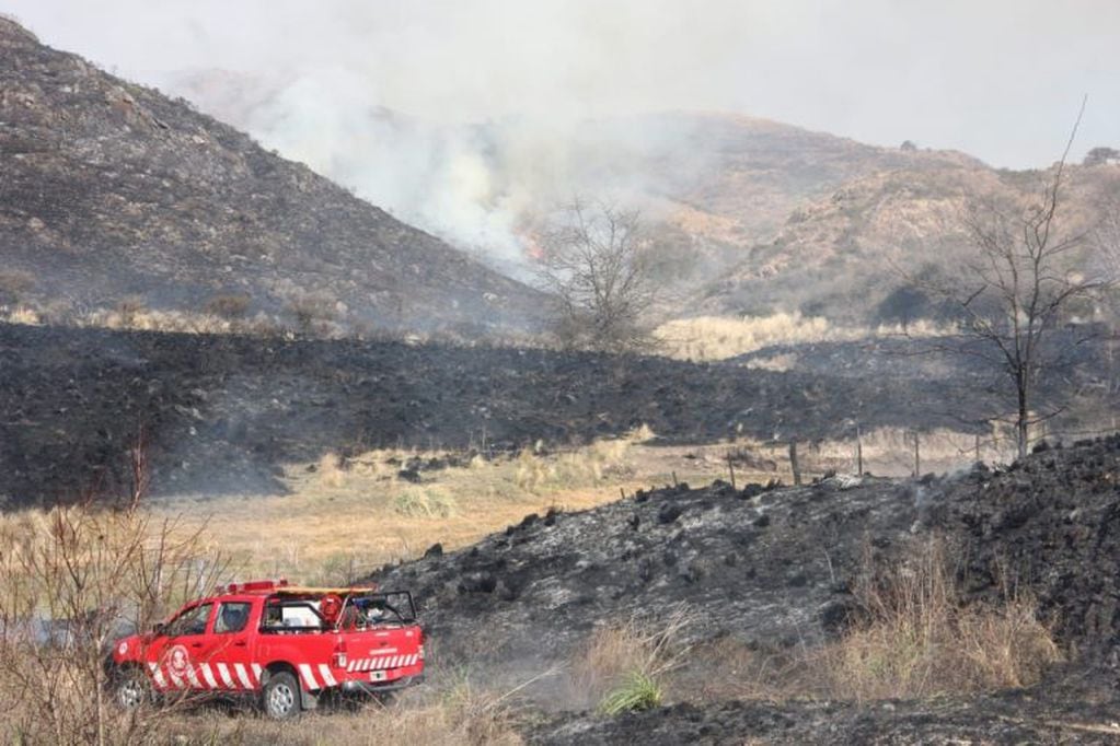 Incendio en el Camino de las Altas Cumbres entre Icho Cruz y Cuesta Blanca.