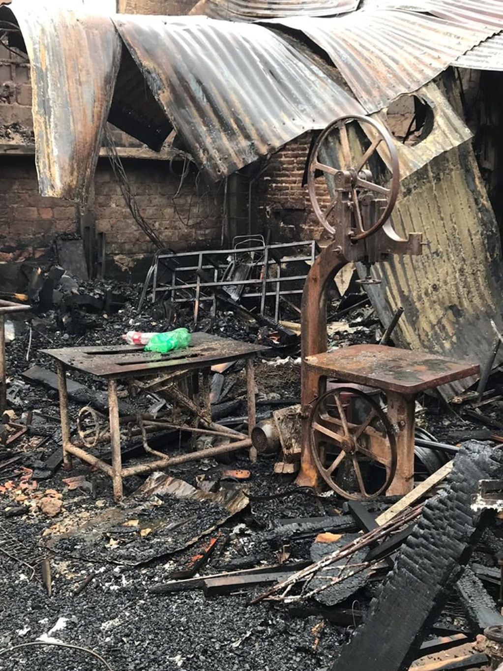 Abuelo perdió todo en el incendio de su carpintería. (Facebook)