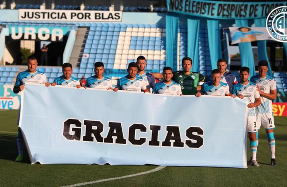 Los jugadores de Belgrano entraron al Gigante con un agradecimiento a los socios.