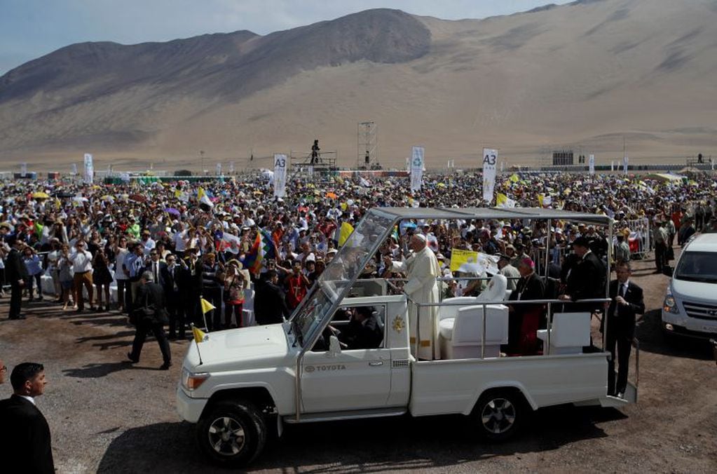 Pope Francis arrives to celebrates Mass on Lobito Beach in Iquique, Chile, Thursday, Jan. 18, 2018. (AP Photo/Alessandra Tarantino)