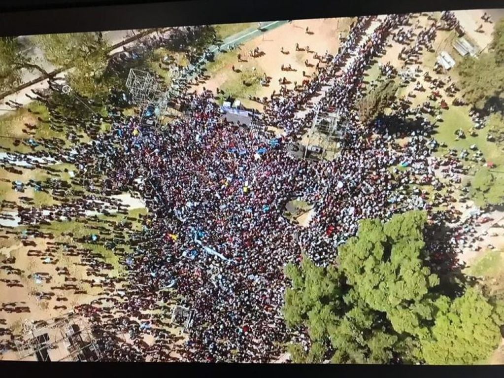 Fueron más de 5 mil personas las que acompañaron al Presidente. Foto: prensa UCR Mendoza.