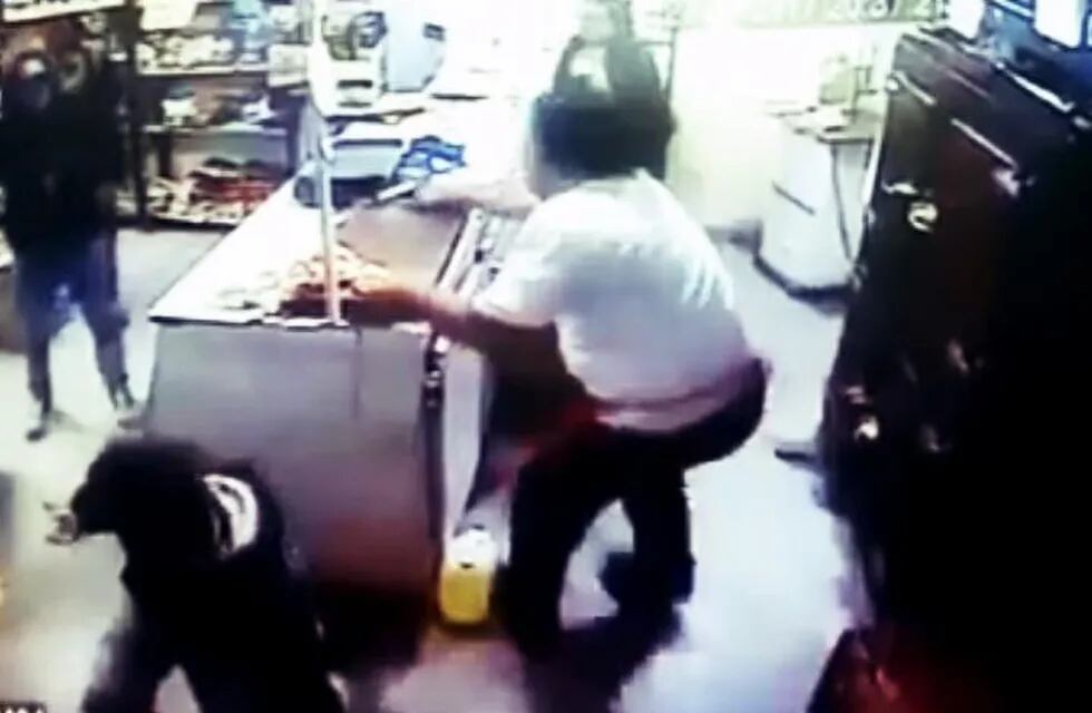 El ataque al comerciante de Venado Tuerto quedó grabado por una cu00e1mara de seguridad.