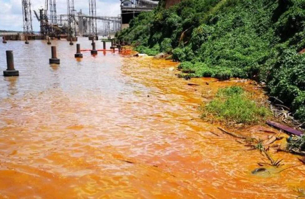 Una empresa derramó una sustancia al río y pinto el Paraná de naranja