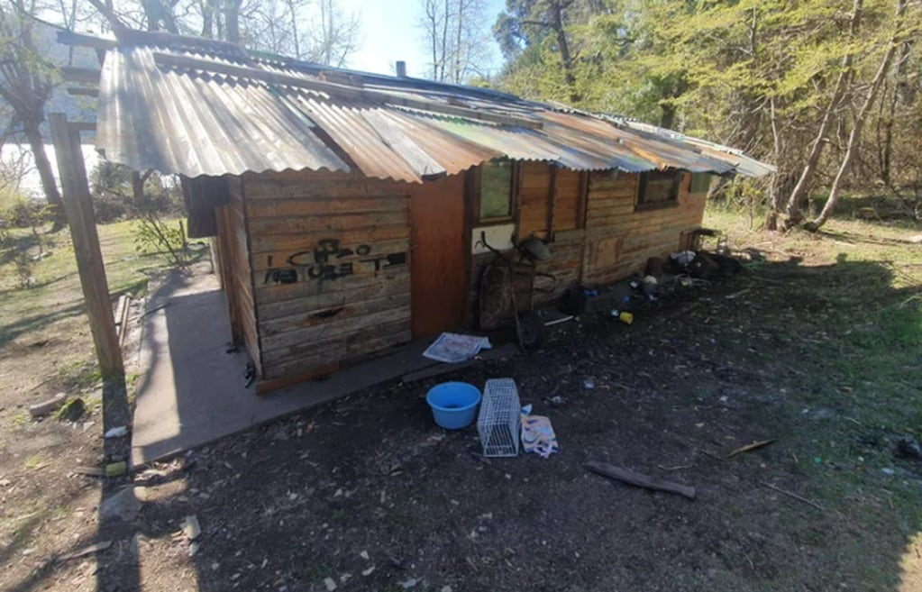 Las viviendas mapuches construidas en Villa Mascardi tenían conexiones eléctricas clandestinas.
