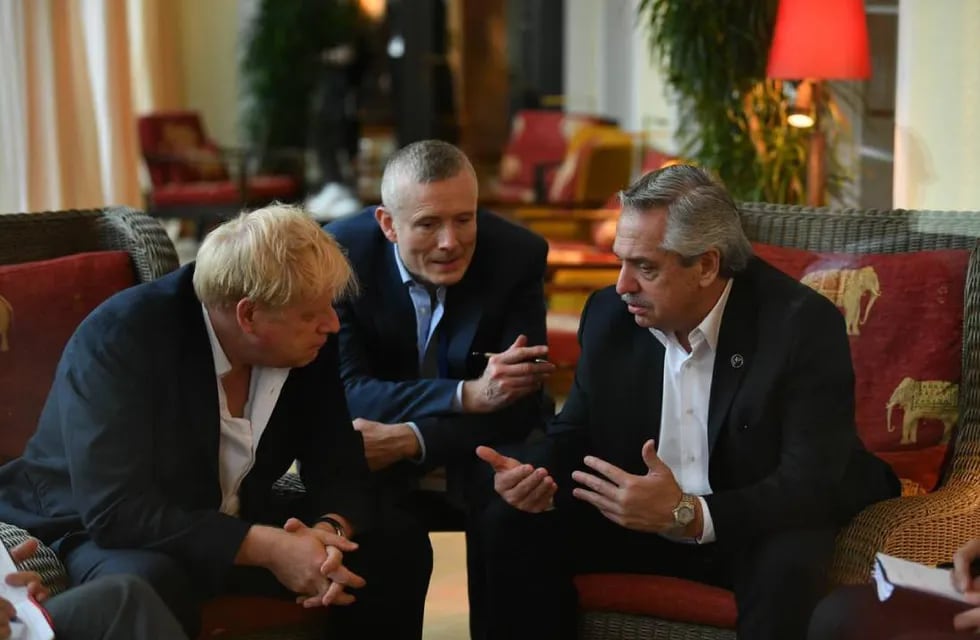 Fernández tuvo una reunión bilateral con el premier británico, Boris Johnson. Foto: Corresponsalía.