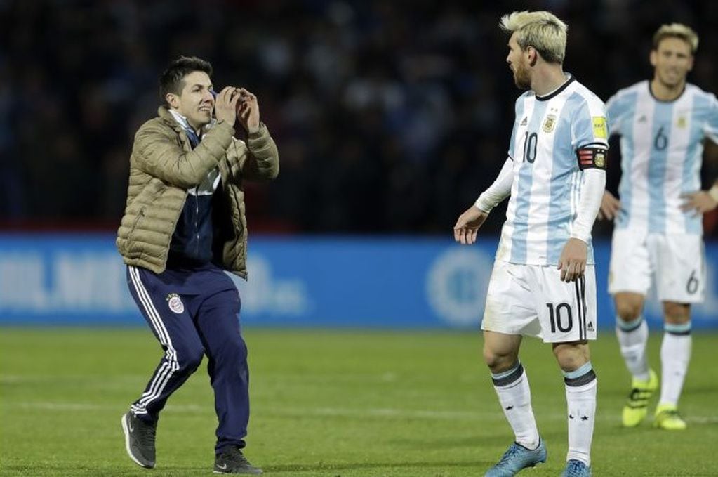 Súplica del hincha que ingresó al campo de juego en Mendoza y le pidió un autógrafo a Messi.