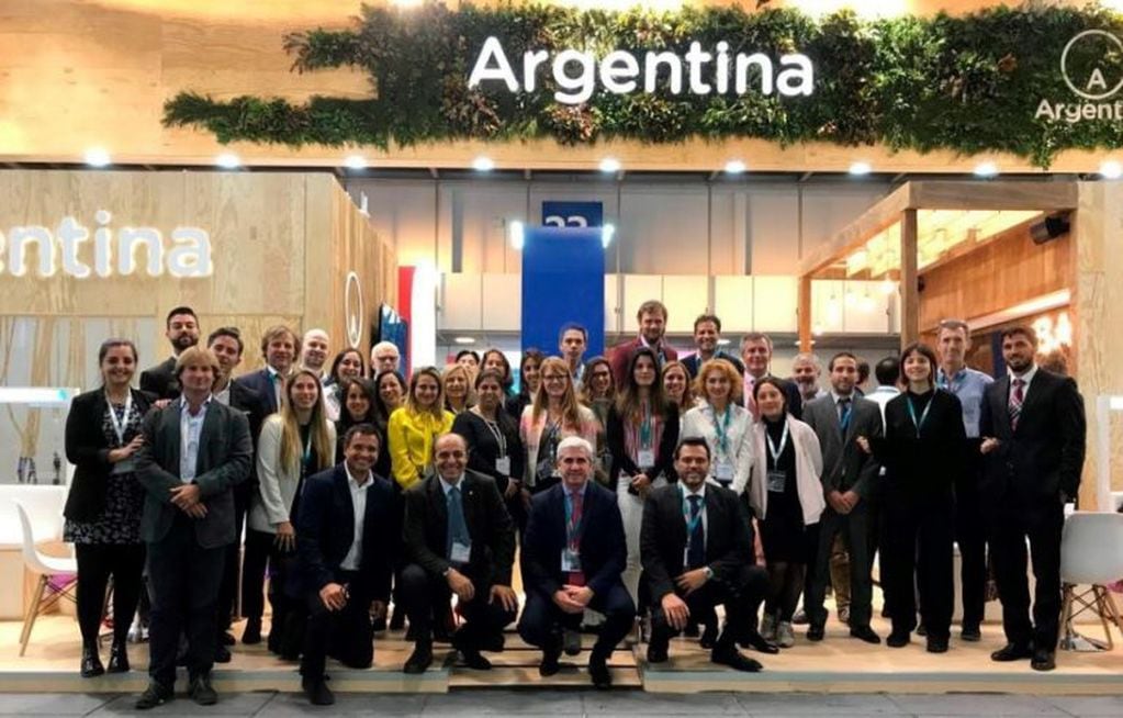 La delegación argentina, de la que toma parte el ministro Posadas, en el stand nacional en Berlín.