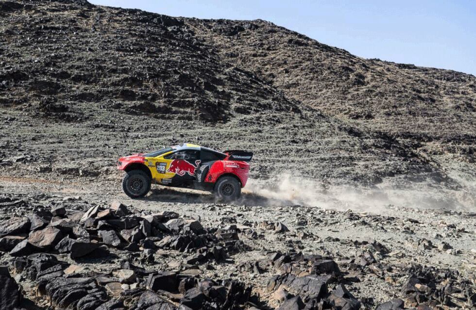 Loeb, avanzando en la cuarta etapa del Dakar 2024, que ganó con su prototipo Hunter del equipo BRX.