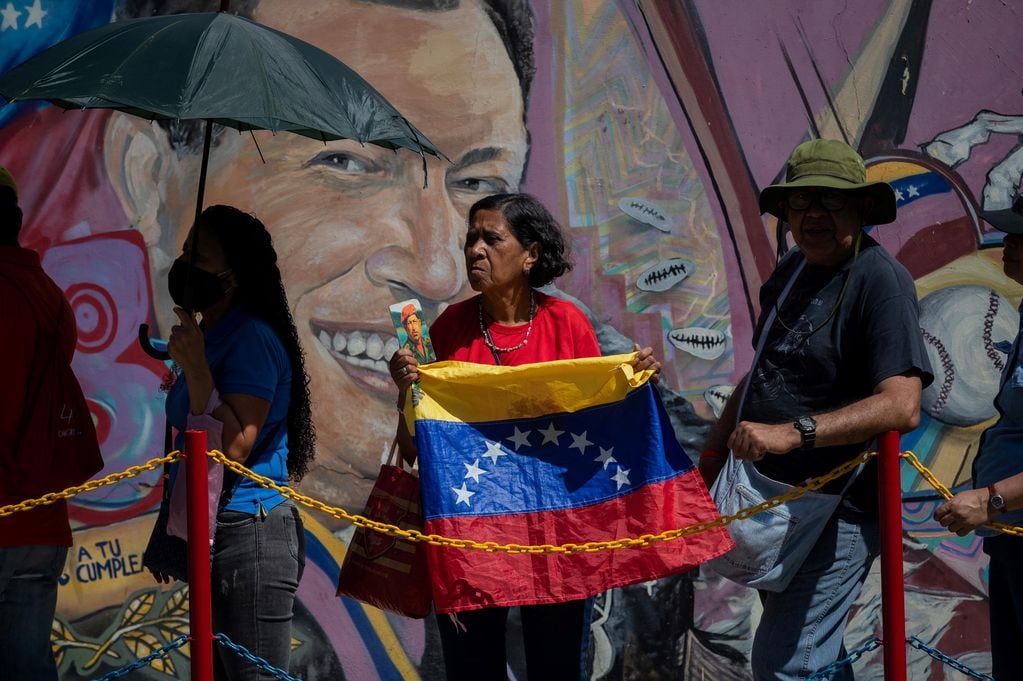 Personas asisten al cuartel de la montaña, para visitar la tumba del expresidente Chávez, en Caracas (Venezuela) este 5 de marzo de 2023