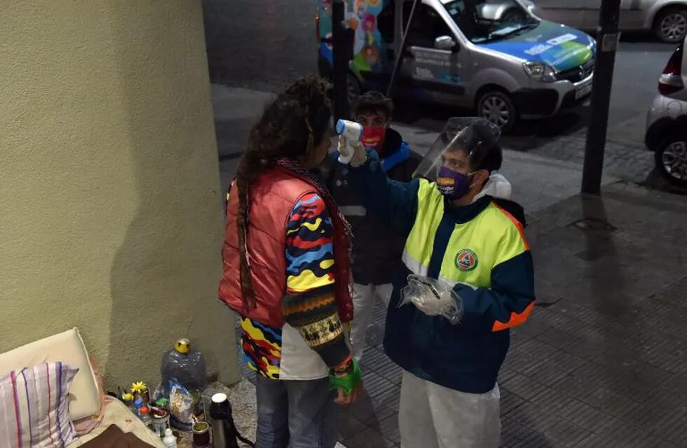 Con motivo de las bajas temperaturas, refuerzan la asistencia a personas en situación de calle (Municipalidad de La Plata)