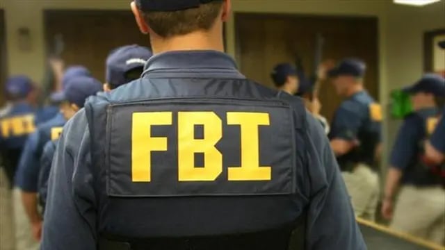Un agente del FBI se desplazó hasta el lugar, revisó el equipaje con rayos equis y encontró un tipo de “polvo” consistente con “fuegos artificiales comerciales”