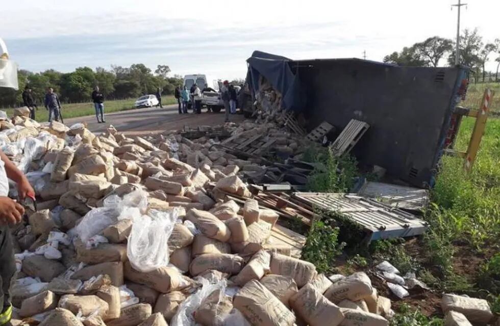 Un choque en cadena terminó con un cargamento de azúcar desparramado en la ruta. (Foto: Diario Chaco)