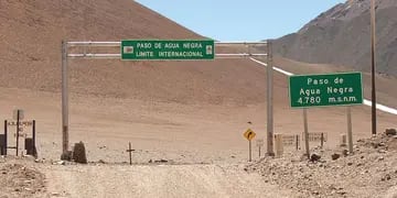 AGUA NEGRA. El paso entre Argentina y Chile por las regiones de San juan y Coquimbo (Wikipedia).