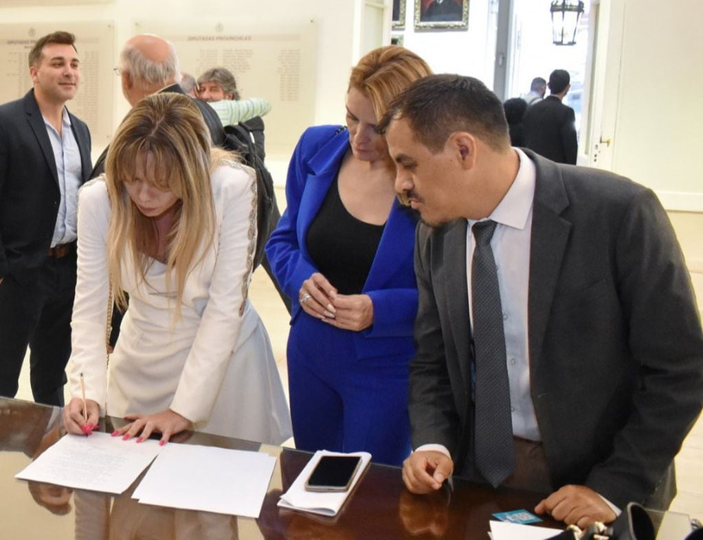 Las diputadas Daniela Vélez y Valeria Gómez y su par Omar Gutiérrez, al momento de firmar el "Documento Mendoza 2024" de la UPM.