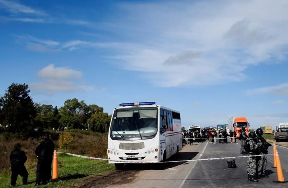 Nueve presos se fugaron de un minibús en Granadero Baigorria. (Juan José García)