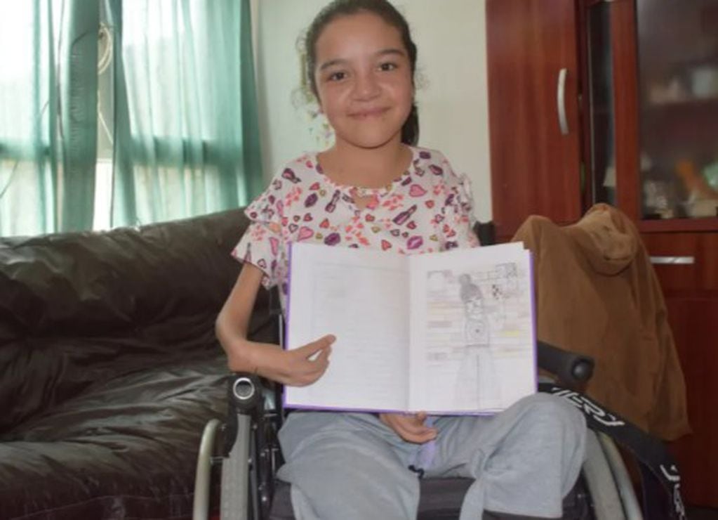 Sofía, la niña de Neuquén que sufre Artrogriposis y necesita una silla de ruedas motorizada.