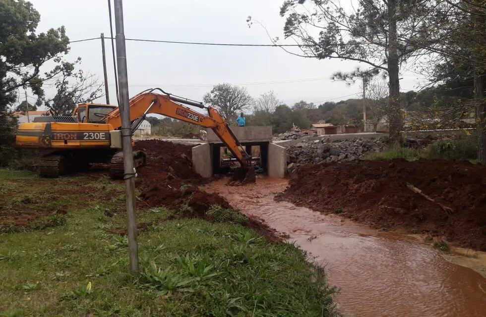 Se hallan en ejecución obras hídricas sobre varias avenidas y calles de la ciudad de Oberá.