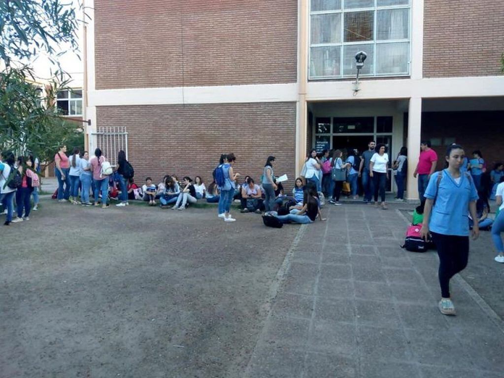 Estudiantes reclamando seguridad en Colón
Crédito: Canal 5