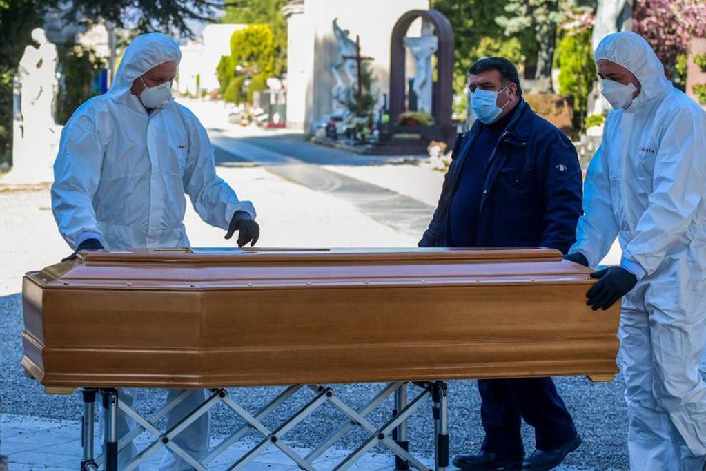 Un ataud en el cementerio. de Bergamo. (AFP)
