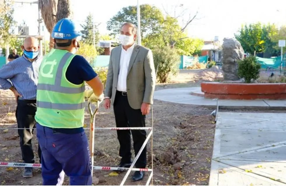 El intendente Matías Stevanato recorre el inicio de las obras de remodelación de la plaza del barrio AOMA en Russell. Gentileza