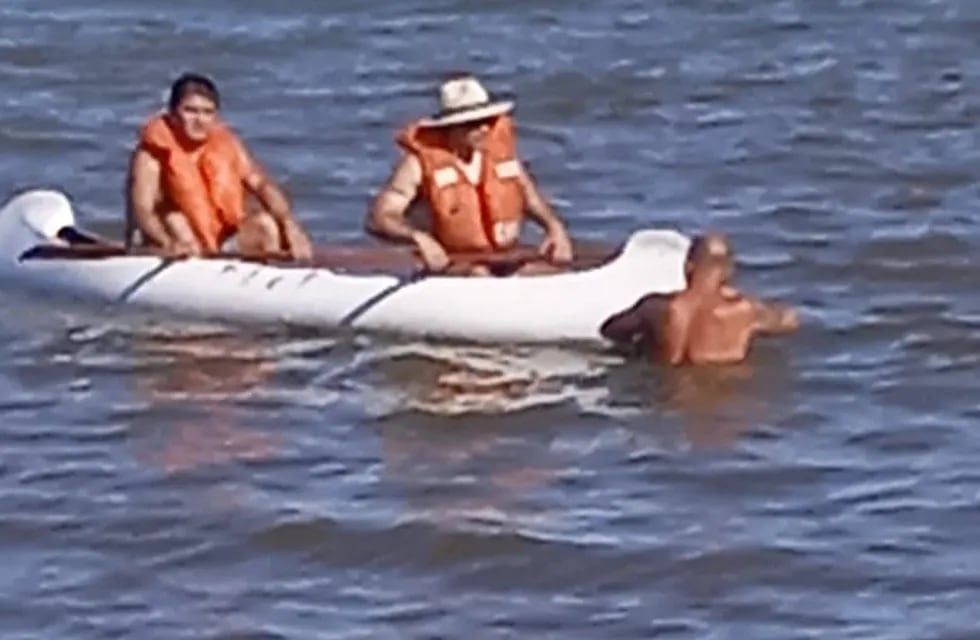 Guardavidas rescataron a dos palistas del río Uruguay
