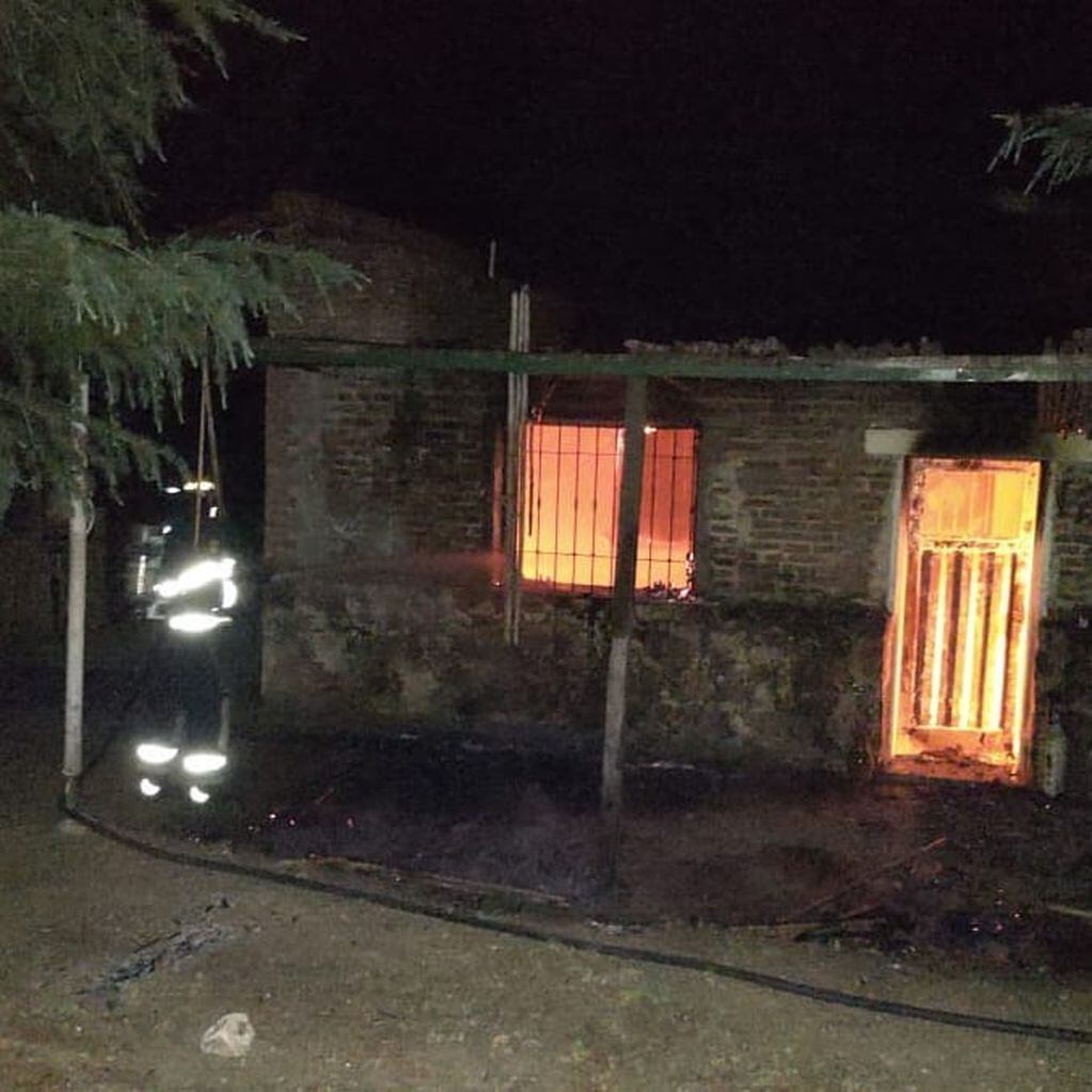 El incendio consumió el monoambiente "en su totalidad", dijeron desde el Cuartel de Bomberos Voluntarios de la localidad vecina.