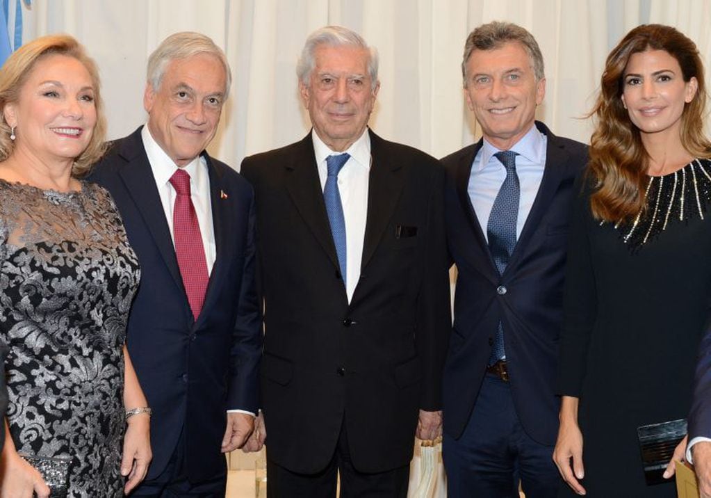 Mauricio Macri con Juliana Awada, Sebastián Piñera, Cecilia Morel y Mario Vargas Llosa en la Fundación Libertad. (Foto: Presidencia)
