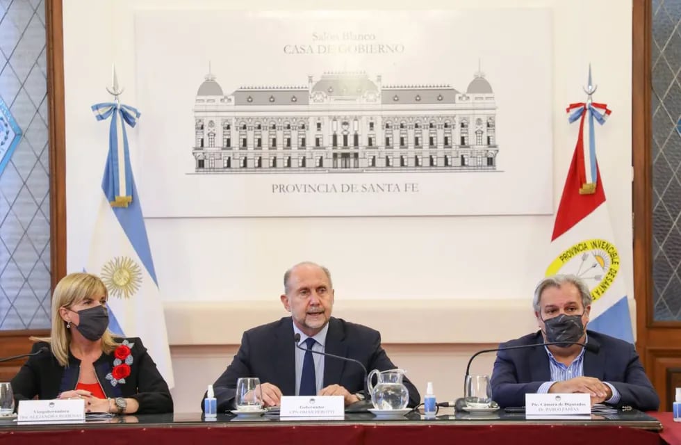 Omar Perotti encabezó el encuentro en el Salón Blanco de la capital.