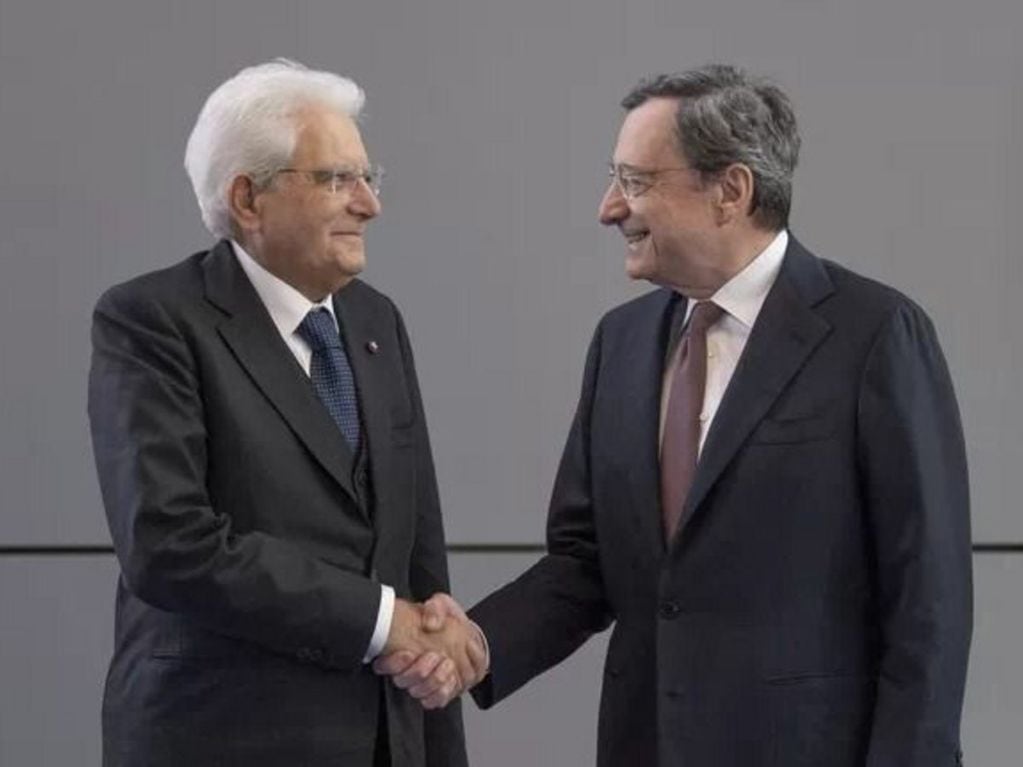 El presidente de Italia, Sergio Mattarella, con el ahora exprimer ministro Mario Draghi.