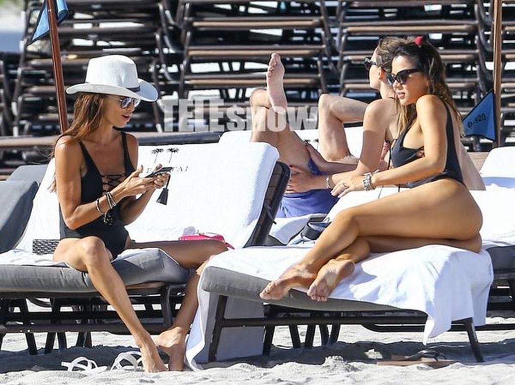 Topless y colaless: Karina Jelinek y Paz Cornú, infartantes en las playas de Miami.